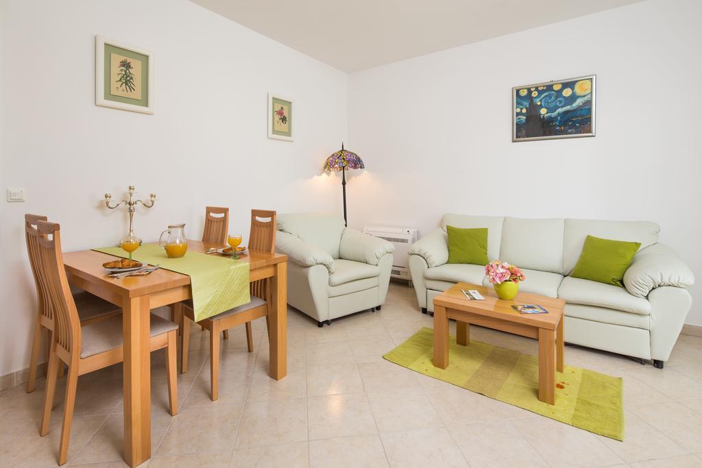 Apartments Leon Podstrana Room photo